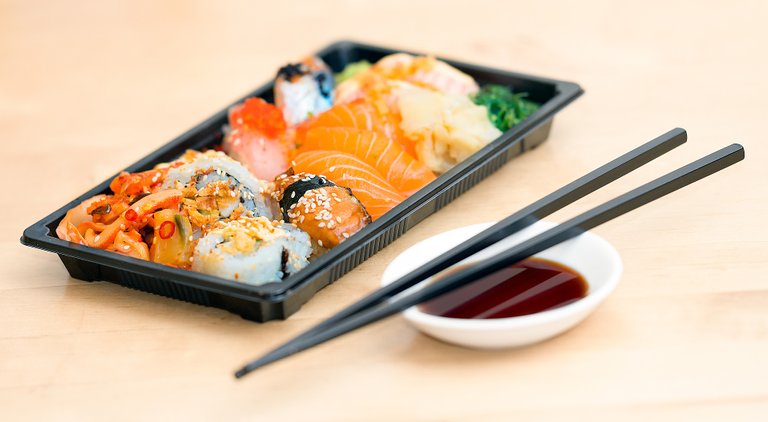 sushi-1858696_1920.jpg