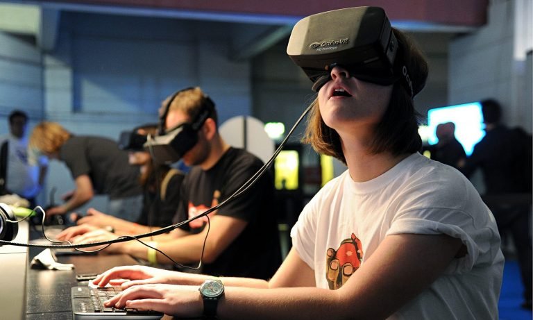 20-11-56-wearing-virtual-reality-headset-768x461.jpg