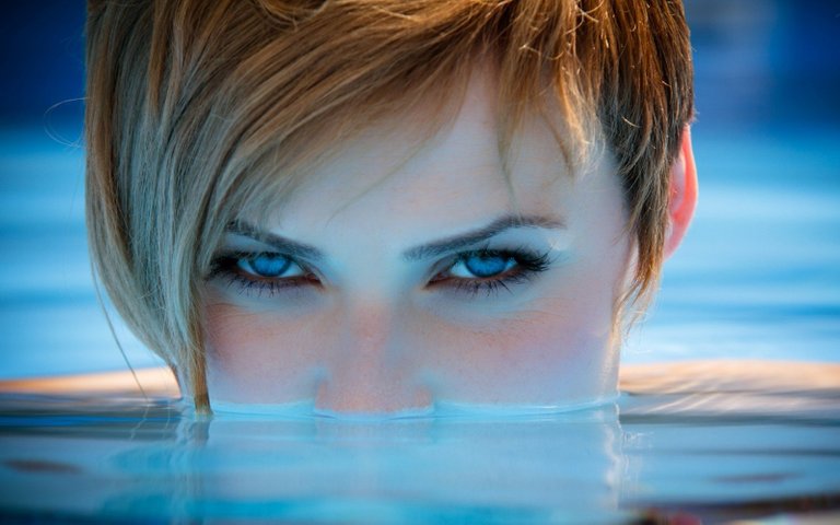 portrait_women_blue_eyes_blonde_water_face_short_h.jpg