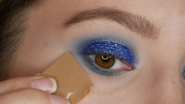 Blue Glitter Makeup-tip-melissavandijkmakeuptutorials.png