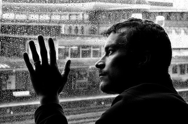 Depresion hombre en ventana.jpg