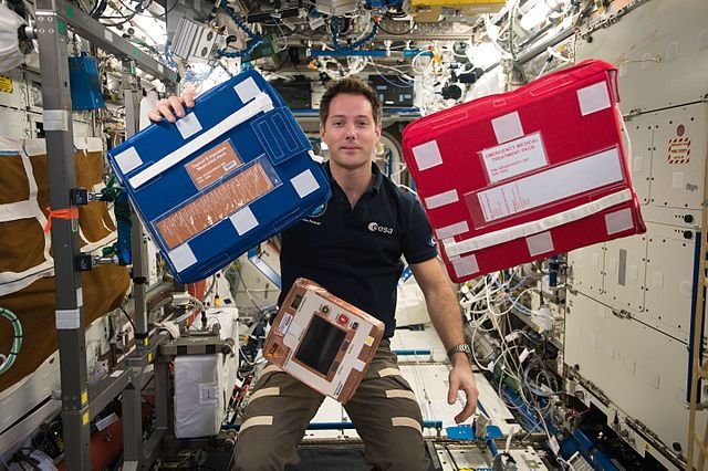 640px-ISS-50_Thomas_Pesquet_with_medical_packs_in_the_Destiny_lab.jpg