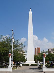 220px-Obelisco._Plaza_de_La_Republica.jpg