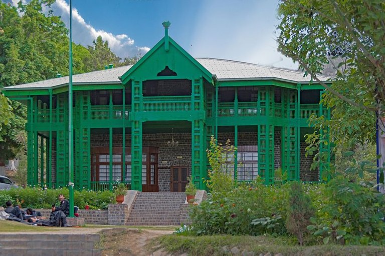 Quaid-e-Azam_Residancy_Ziarat_Balochistan_by_Balochlens.jpg