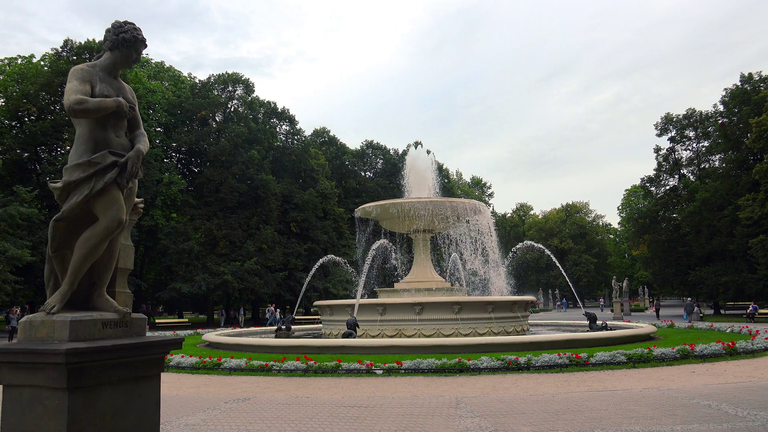 fountain-in-saxon-park-in-warsaw-poland-4k_saxztglvjg_thumbnail-full01.png