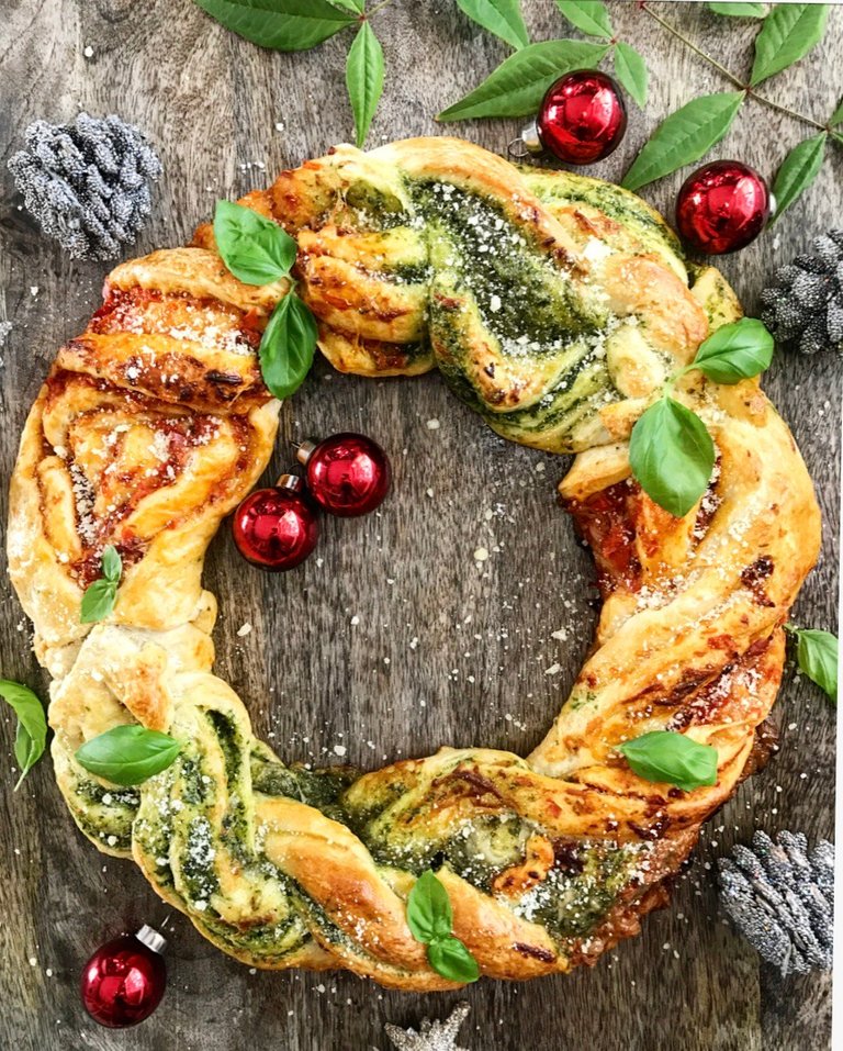 Sun-Dried-Tomato-and-Pesto-Wreath-Vegetarian.jpg