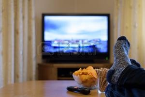 54223020-tv-ver-la-televisión-barco-con-la-gente-con-los-pies-en-la-mesa-de-comer-bocadillos.jpg