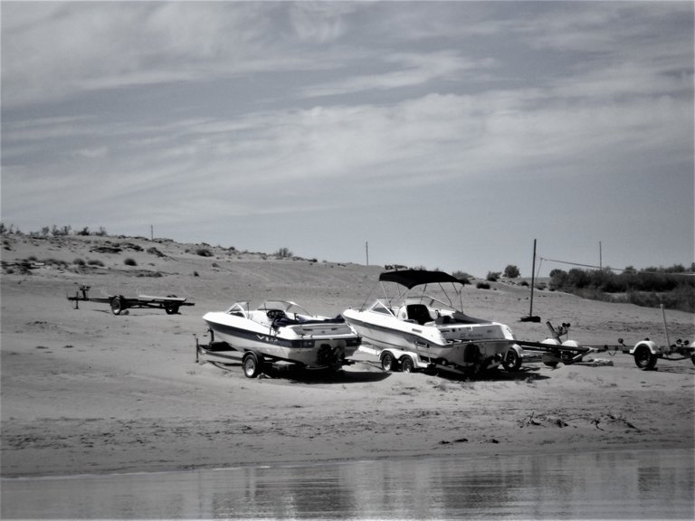 rested_boats_bwphoto_dcen.JPG