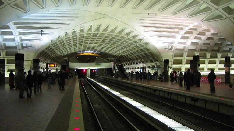 1200px-L'Enfant_Plaza_upper_level,_facing_outbound.jpg