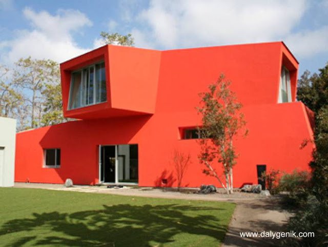 Residencia de dos plantas estilo Posmoderno en el Norte de Montana.jpg