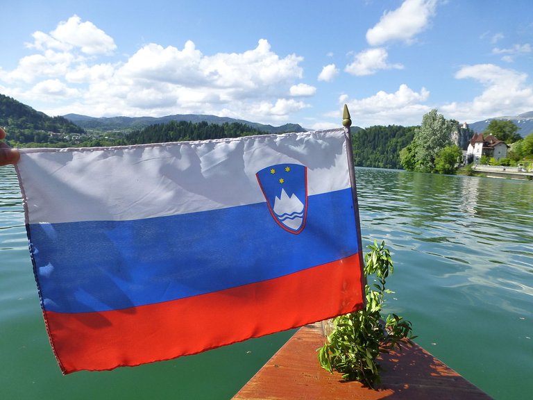 1280px-Bled_(8897549805).jpg