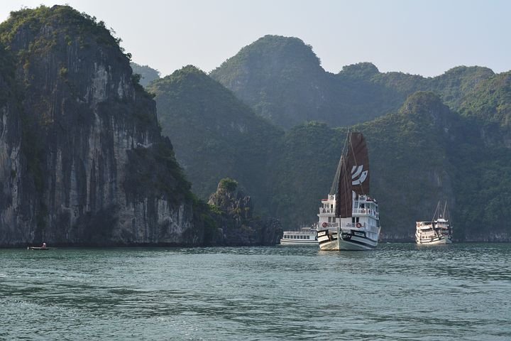 ha-long-bay-2404435__480.jpg