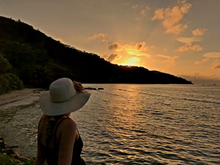 Anse_la_Mouche_Sunset.jpg