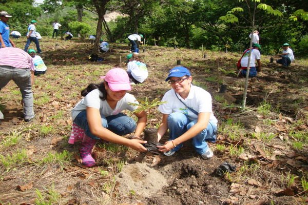 Ficohsa-colaboradora-con-hija-en-reforestacion_resize.jpg