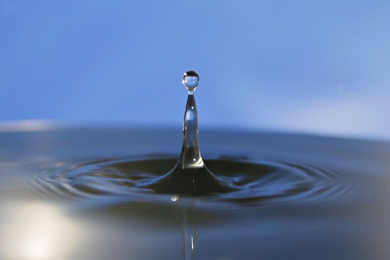 Water_droplet_blue_bg07.jpg