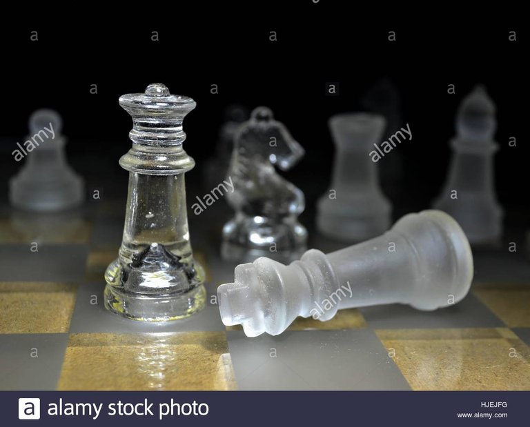 chess-queen-emperor-king-glass-chalice-tumbler-lose-losing-loosing-HJEJFG.jpg