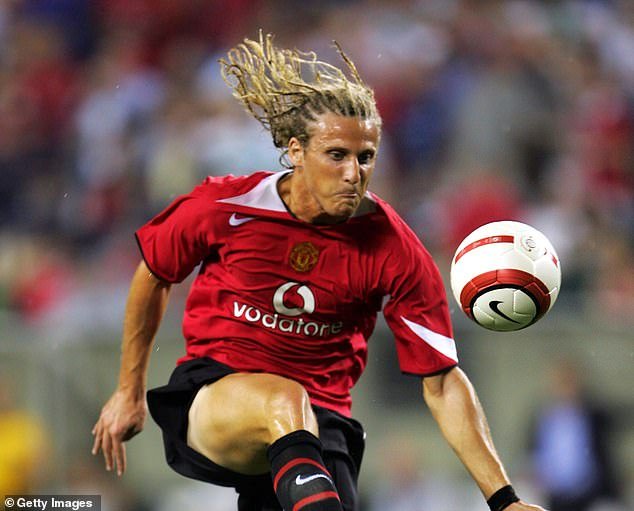 16987484-7331475-Forlan_moved_to_Manchester_United_from_Argentine_side_Independie-m-20_1565168256521.jpg