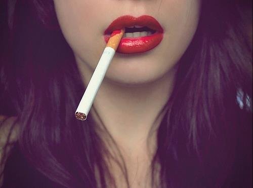 fumando labios rojos.jpg