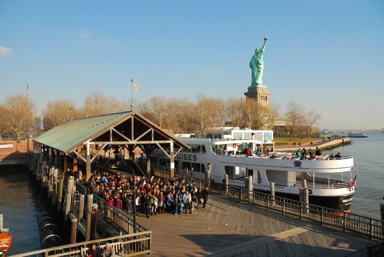 Tourists-on-Liberty-Island.jpg