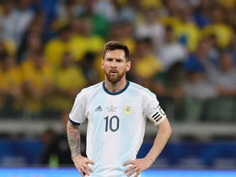 Messi-looks-on-dejected.jpg