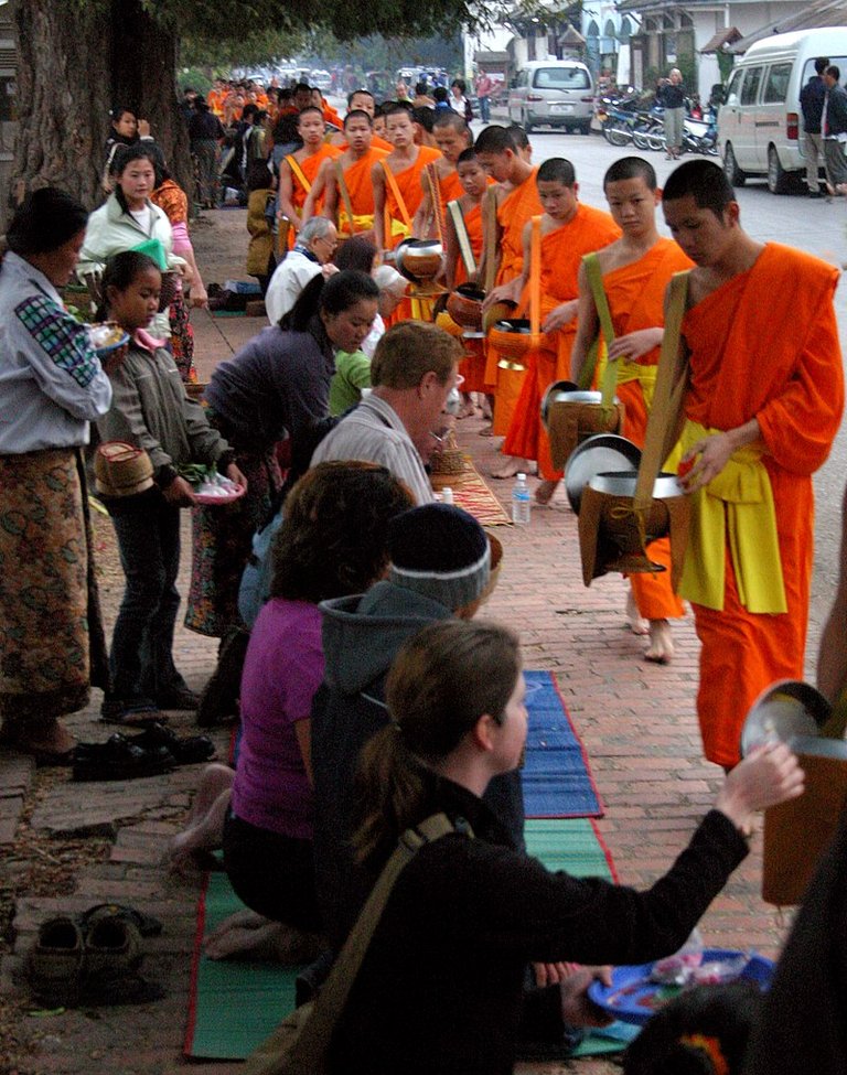 800px-Luang_Prabang-Opfergang_der_Moenche-10-gje.jpg