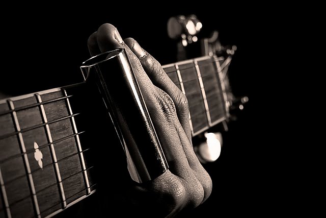 mano y slide, guitarra y blues.jpg