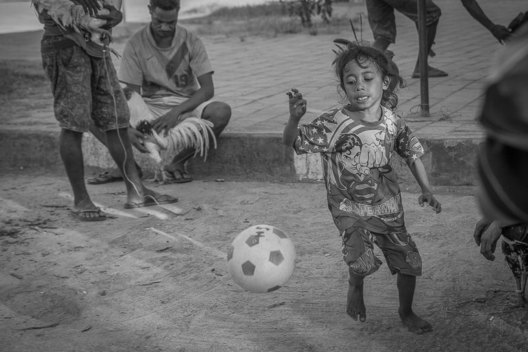 marcado taibessi menina bola bw.jpg