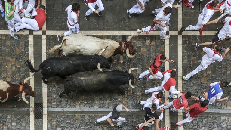 sanfermin-3587336_1920.jpg