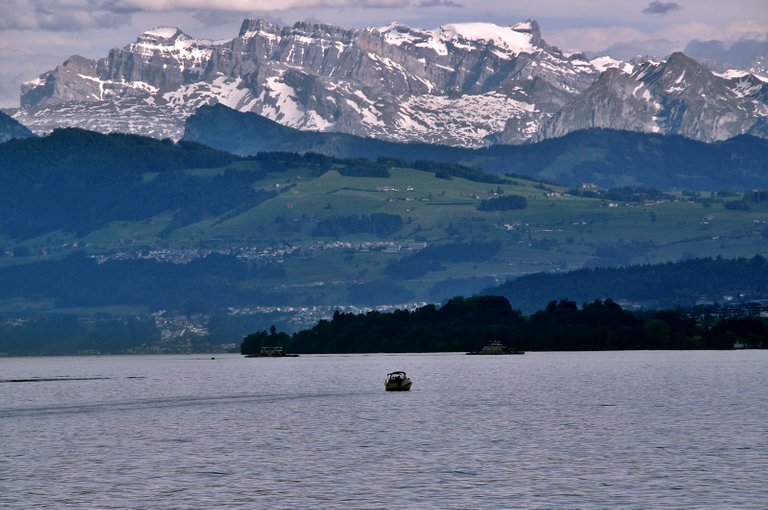 Lake_Zurich,_Switzerland.JPG