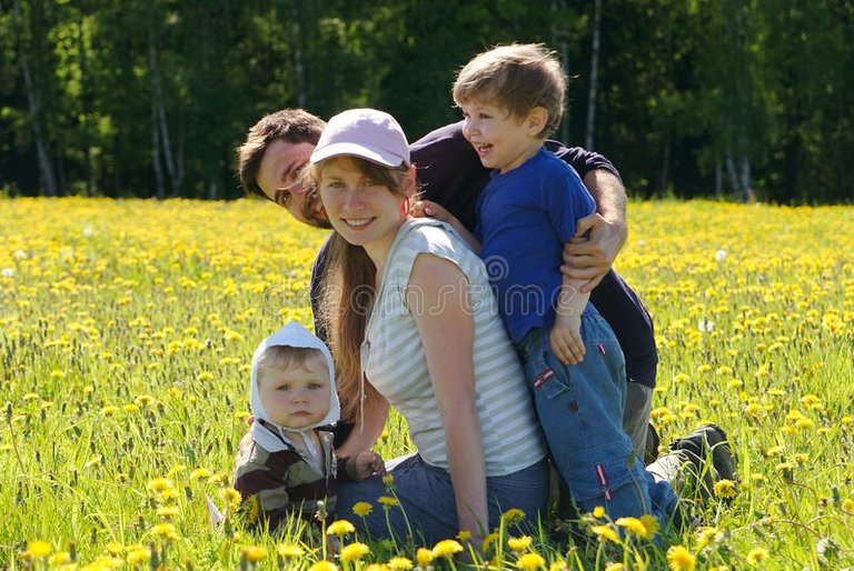 familia-feliz-de-madre-de-padre-y-de-dos-hijos-11842012.jpg