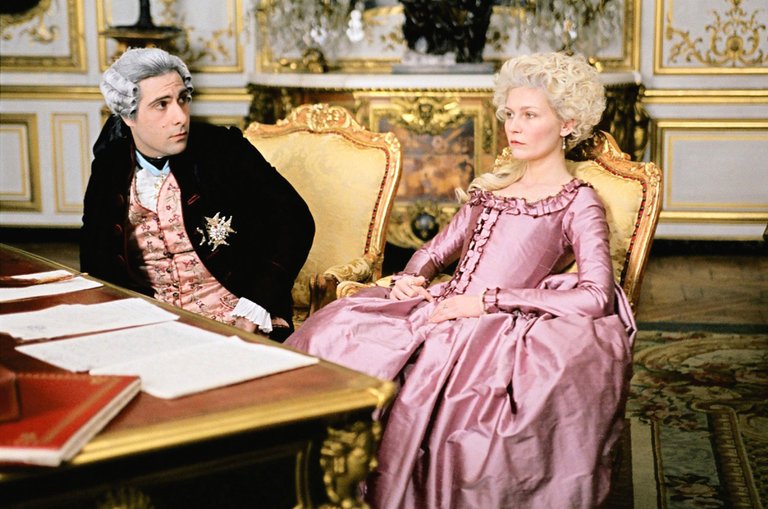 echocinematics_mauve_marieantoinette_costumes_film.jpeg