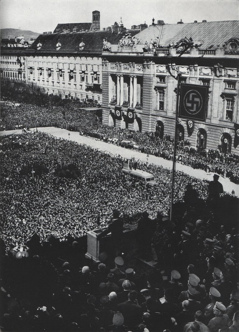 Anschluss_Heldenplatz1.jpg