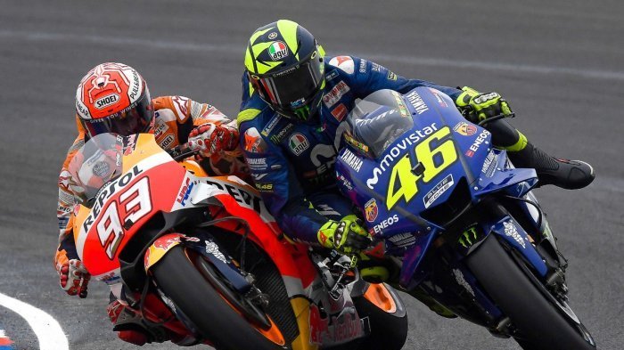 marc-marquez-saling-salip-dengan-valentino-rossi_20180521_060118.jpg