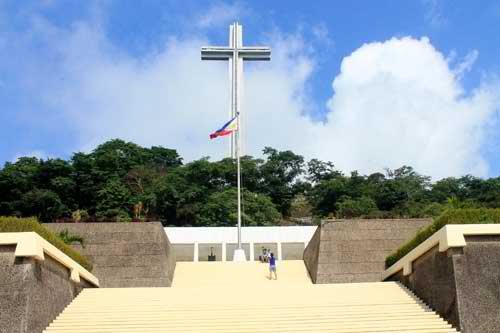 dambana-ng-kagitingan-colonnade.jpg