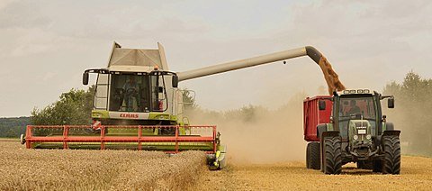 07-04-24-480px-Unload_wheat_by_the_combine_Claas_Lexion_584.jpg