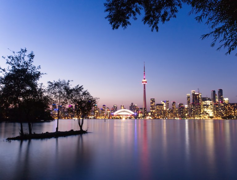 jessicaoutside.com-P8162479-toronto-city-skyline-at-twilight-1680-90.jpg