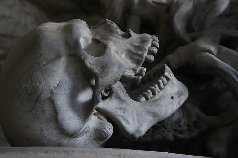 skull-476740_960_720 Tod Friedhof.jpg