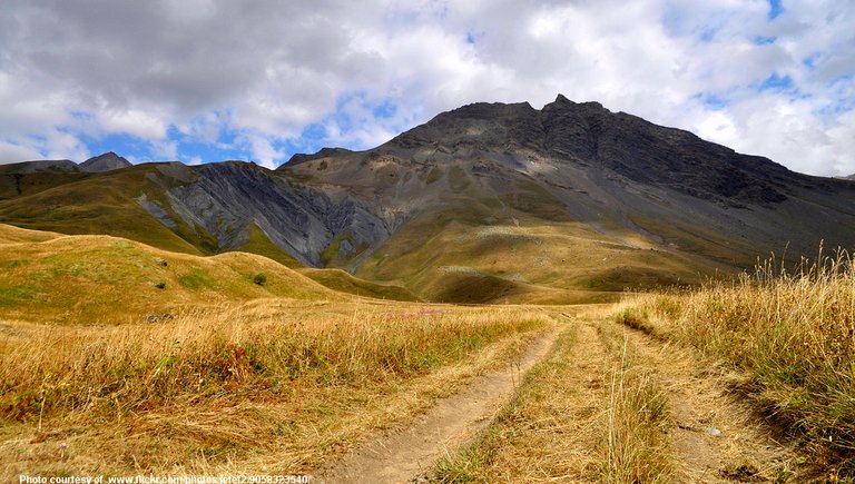 AutumnTrailToMountains-090718.jpg