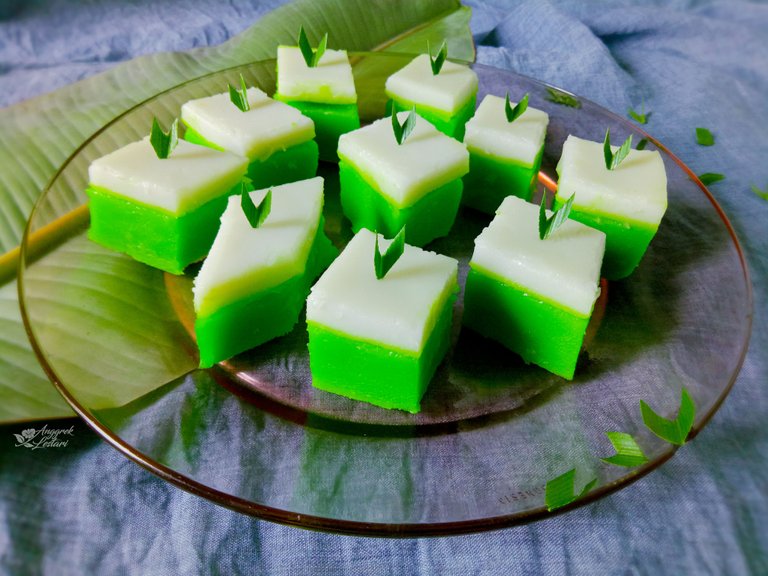 Pandan Tray Cake7.jpg