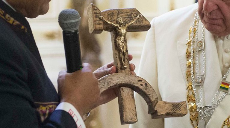 DetalleCruzMartiloHoz_LOsservatoreRomano_090715.jpg