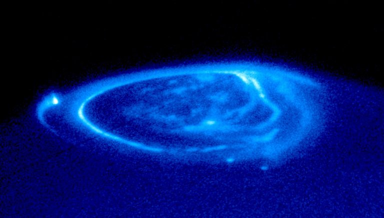 Jupiter.Aurora.HST.UV.jpg