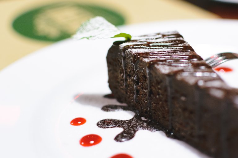 foodiesfeed.com_chocolate-dessert-in-a-restaurant.jpg