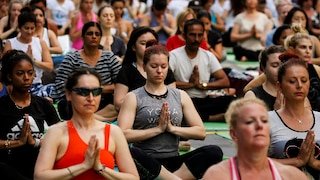 2018-06-21T210146Z_364075624_RC17F7B0C900_RTRMADP_3_YOGA-DAY-NEW-YORK.jpeg