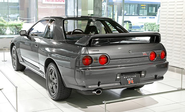 800px-Nissan_Skyline 8va gen2.jpg