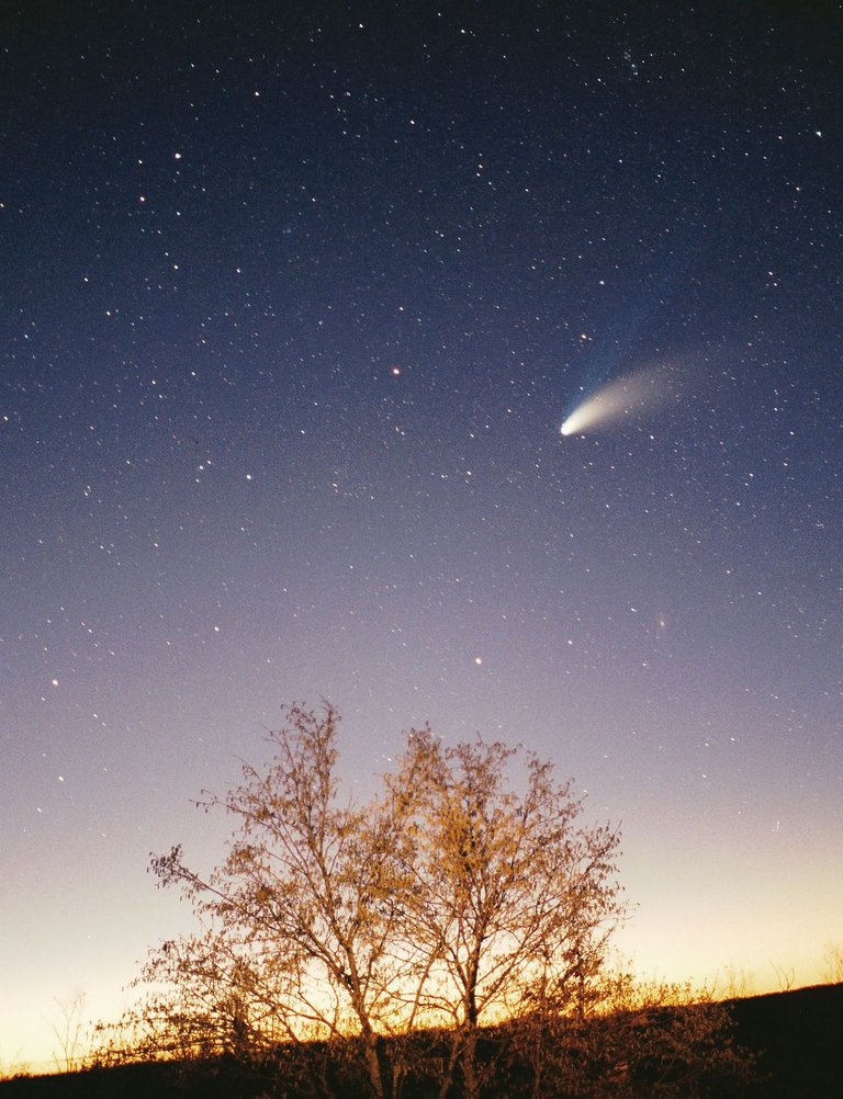 1200px-Comet-Hale-Bopp-29-03-1997_hires_adj.jpg