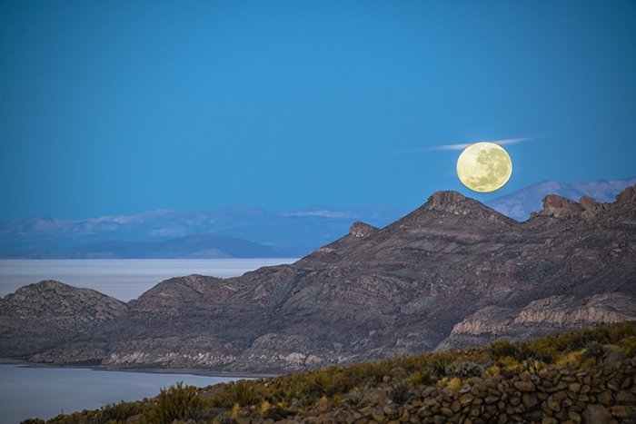 uyuni_moon_set_reduced1.jpg