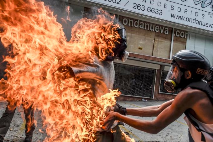 Venezuela-manifestante-envuelto-en-llamas-durante-protesta-12-680x453.jpg