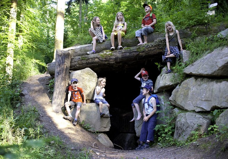 Naturpark-Schwarzwald-Blog_Raeuber-Hotzenplotz-Pfad_Räuberhöhle-Hotzenplotz-Pfad-Bermersbach_c_Dieter-Wissing.jpg