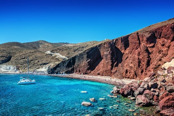 beach_red_santorini_560.jpg