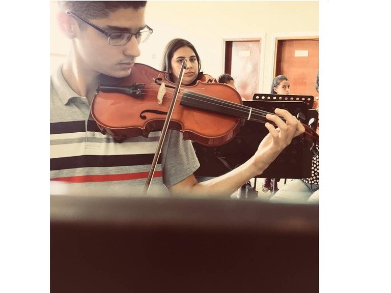 tocando violin.jpg